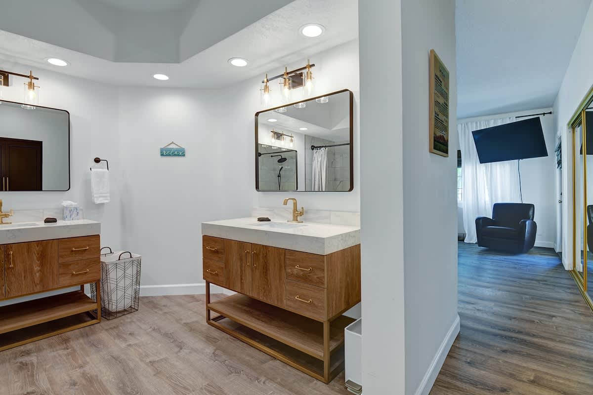 MAIN BATHROOM TO BEDROOM