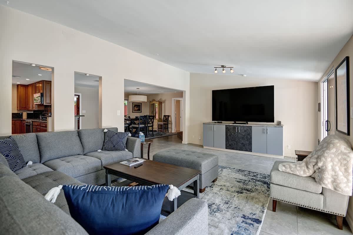 LIVING ROOM REVERSE