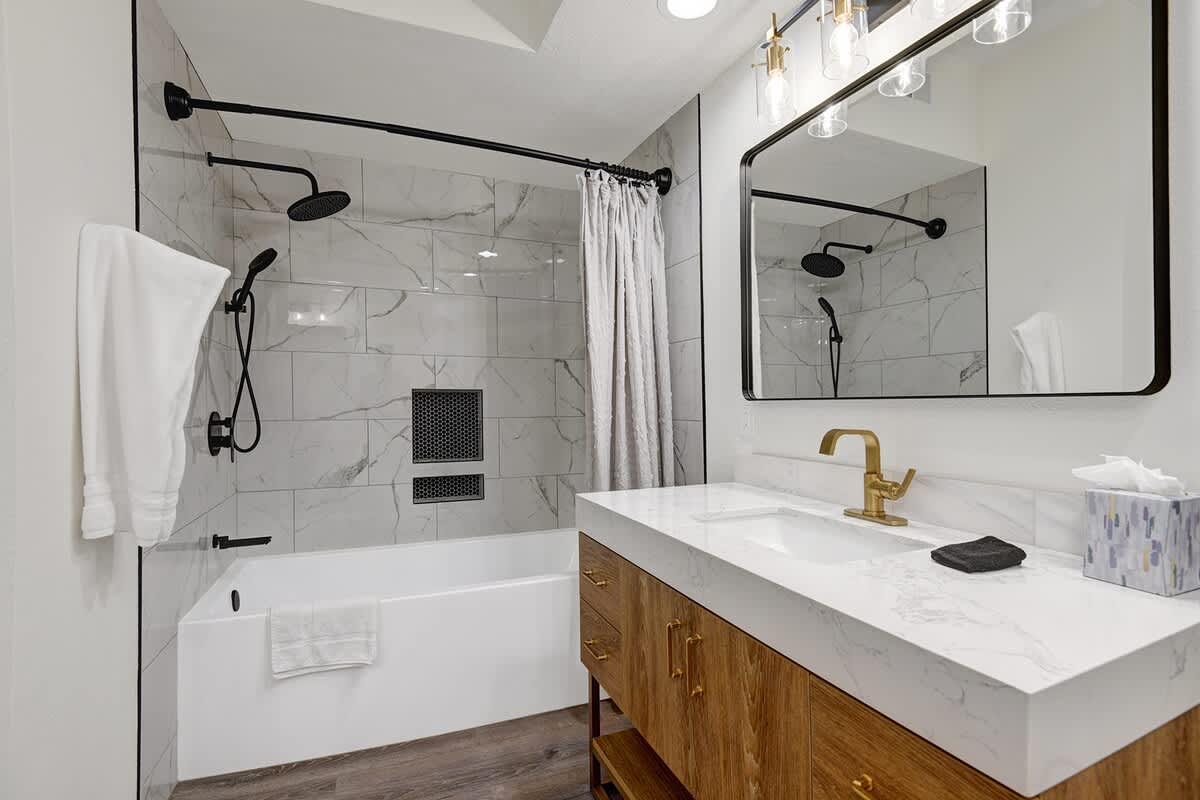 MAIN BATHROOM SHOWER