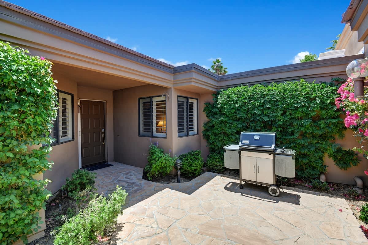 COURT YARD.jpg mls