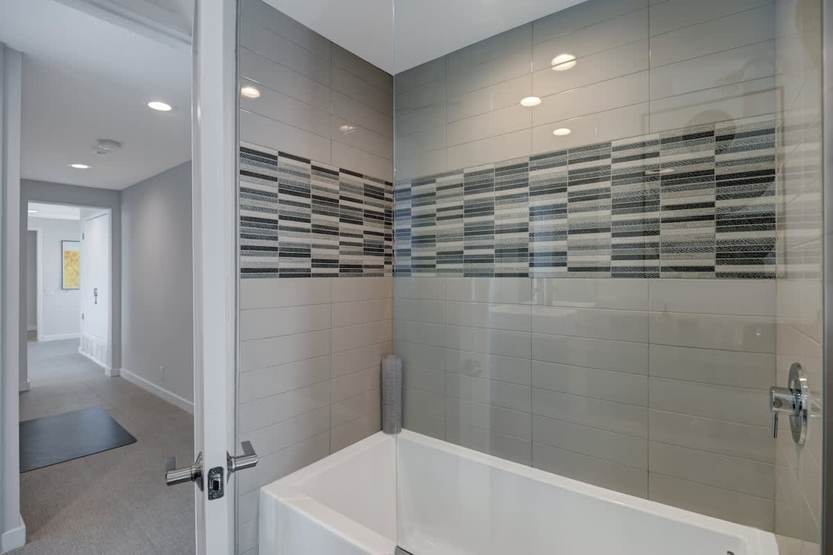 GUEST SHOWER