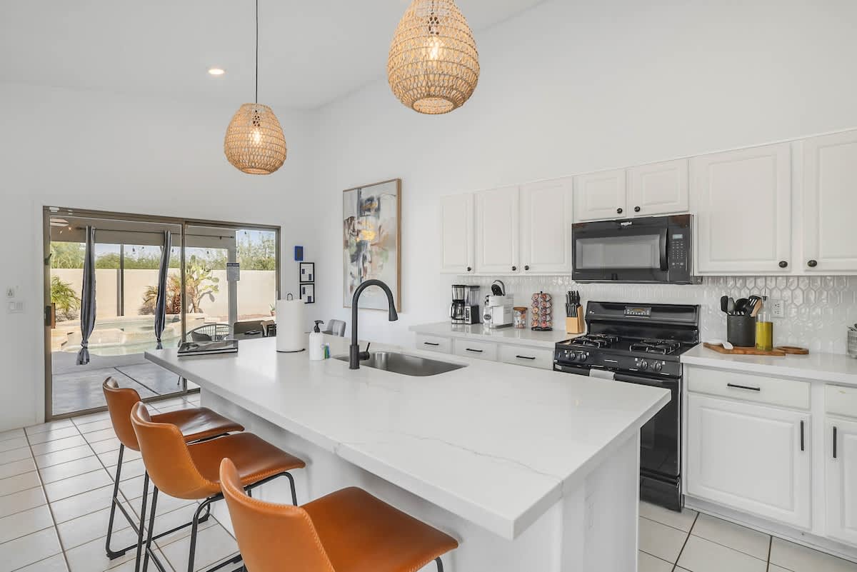 KITCHEN ISLAND/BAR