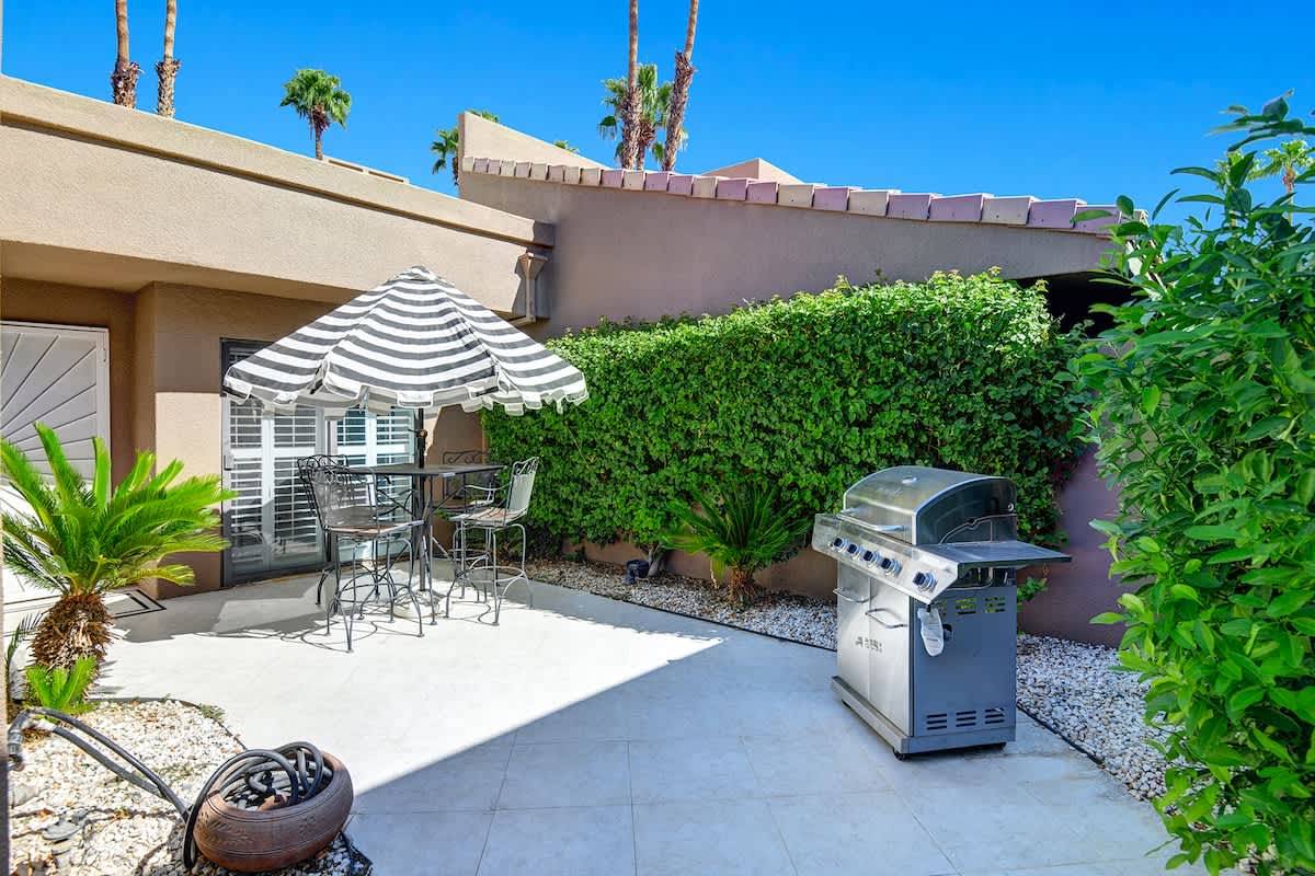 COURT YARD.jpg mls