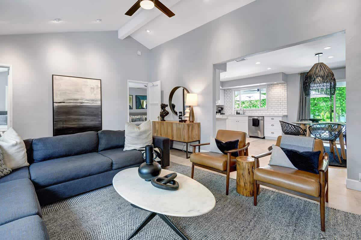 LIVING ROOM REVERSE