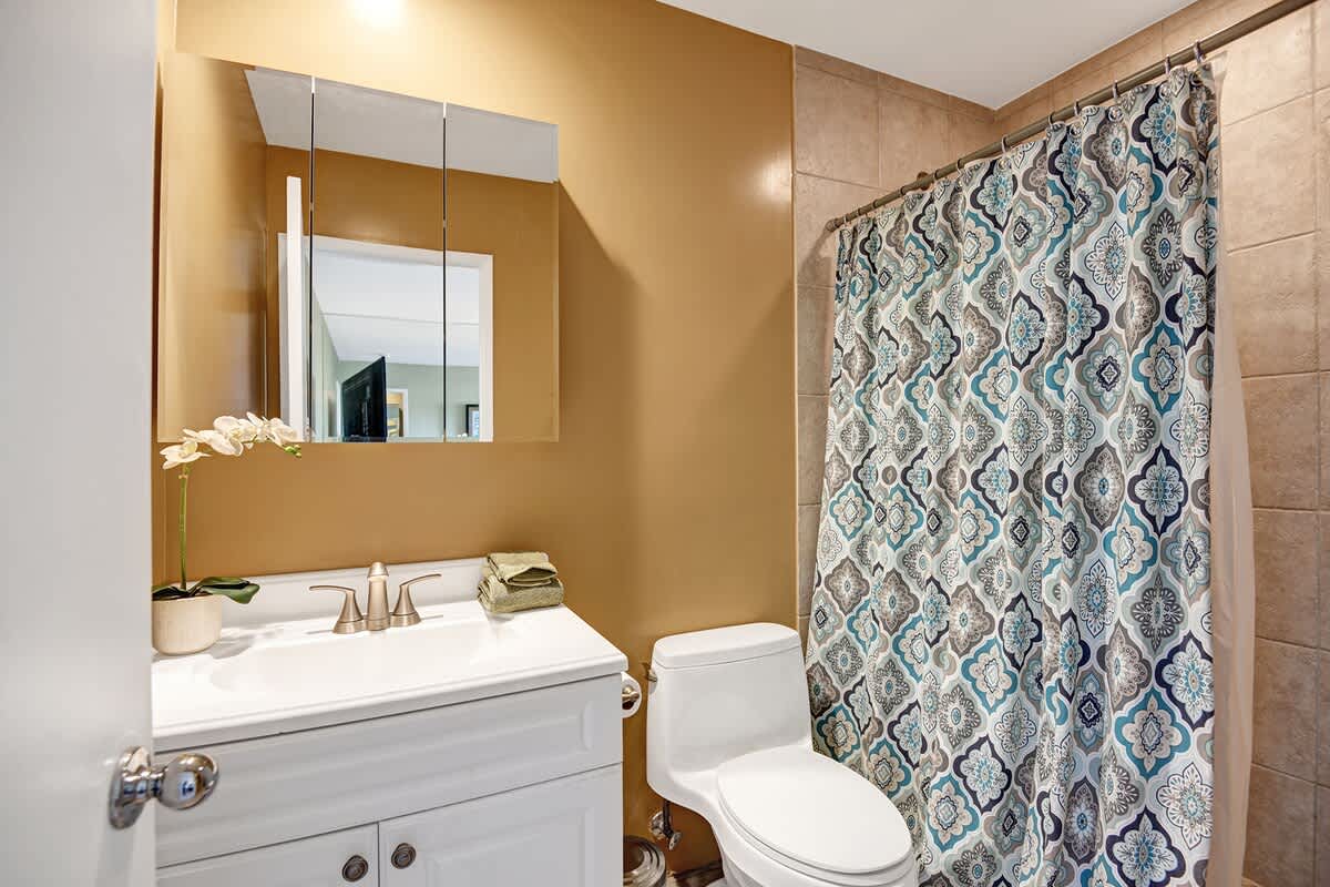 BATHROOM.jpg mls