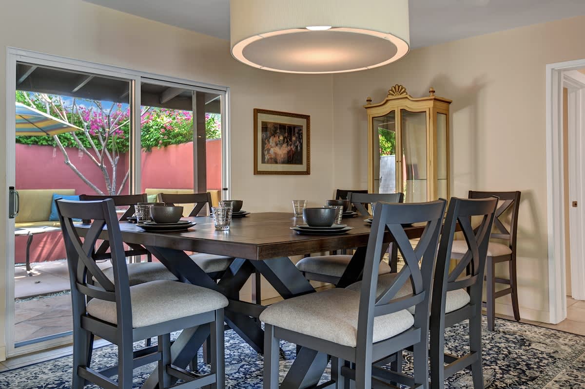 DINING TABLE TIGHT
