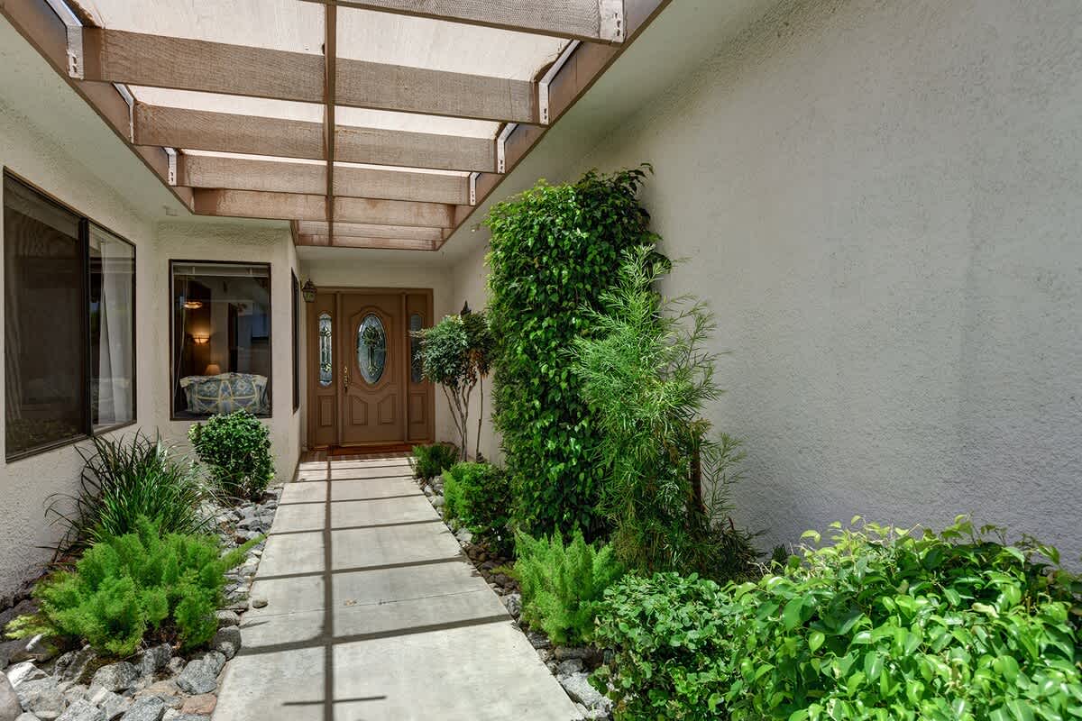 WALKWAY.jpg mls